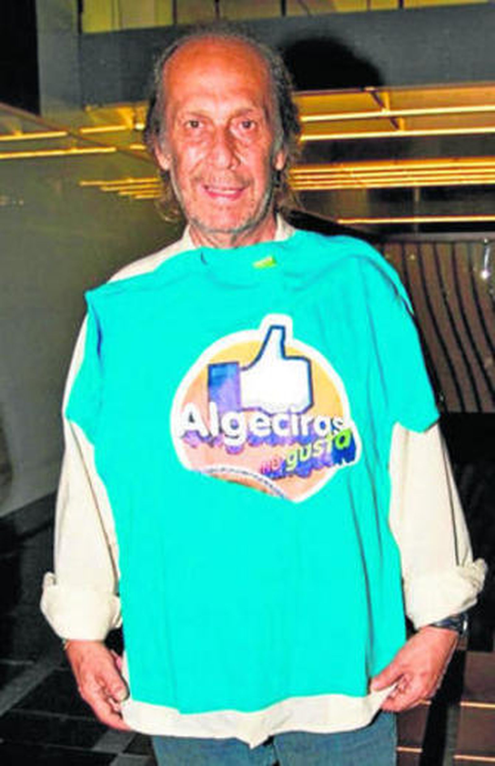 Paco de Lucía posa con la camiseta de 'Algeciras me gusta'.