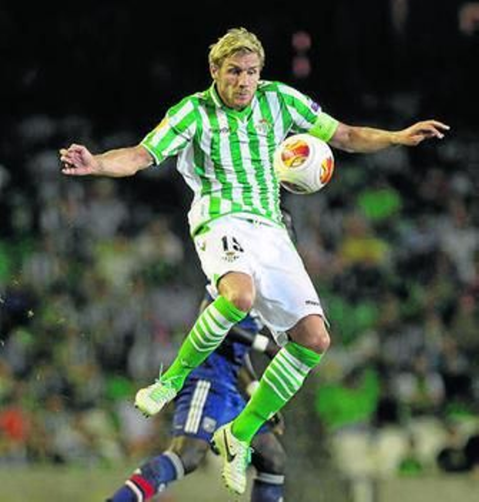 Vadillo escapa de la vigilancia de Kone.