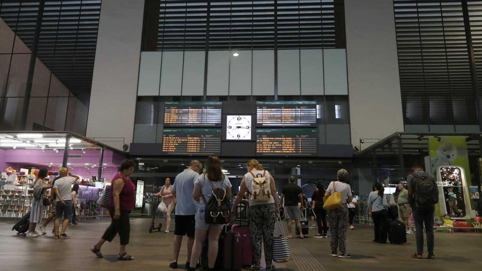 Pasajeros en el interior de la estación de Santa Justa.