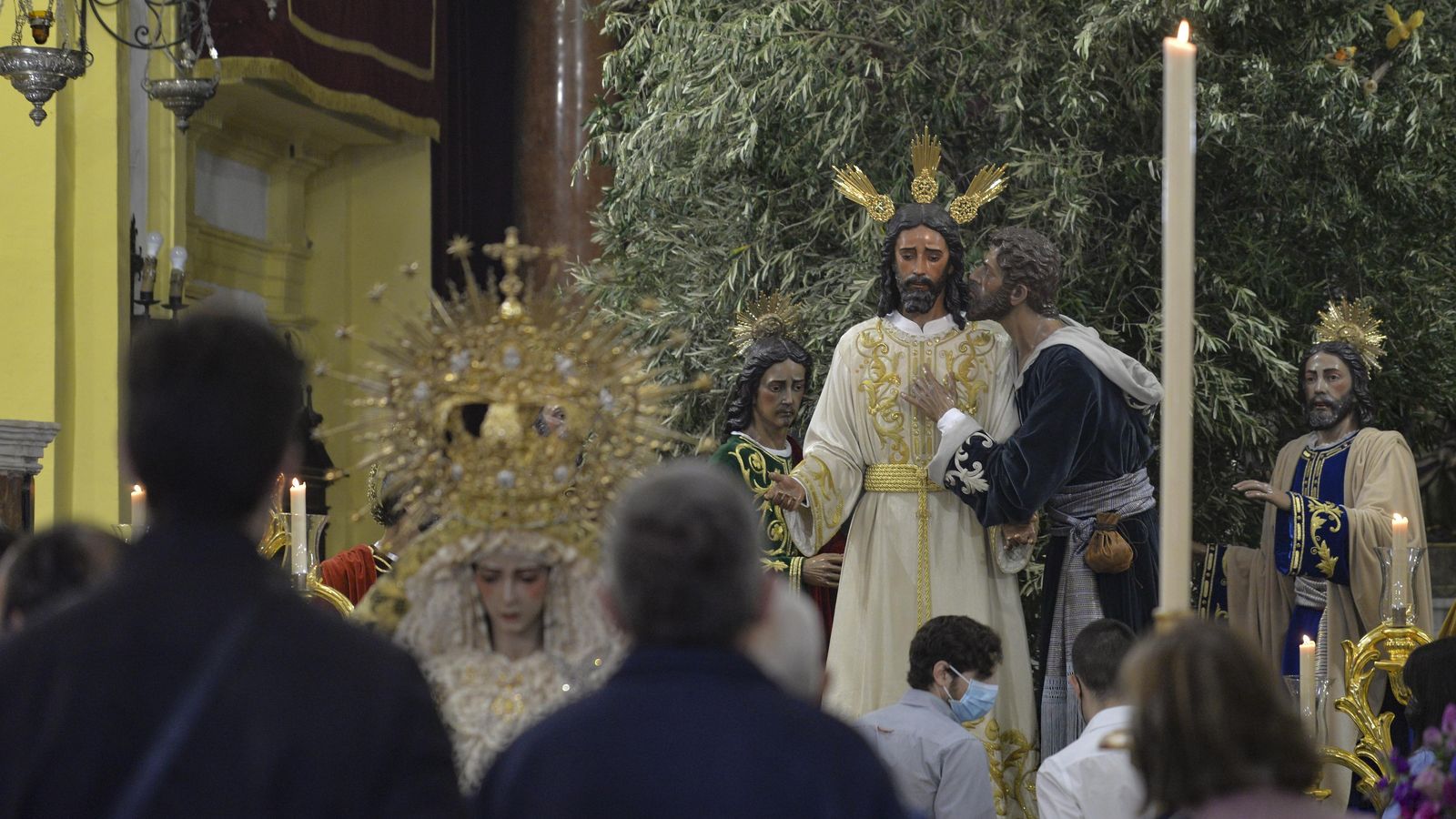 Los fieles durante la visita a la Hermandad del Beso de Judas.