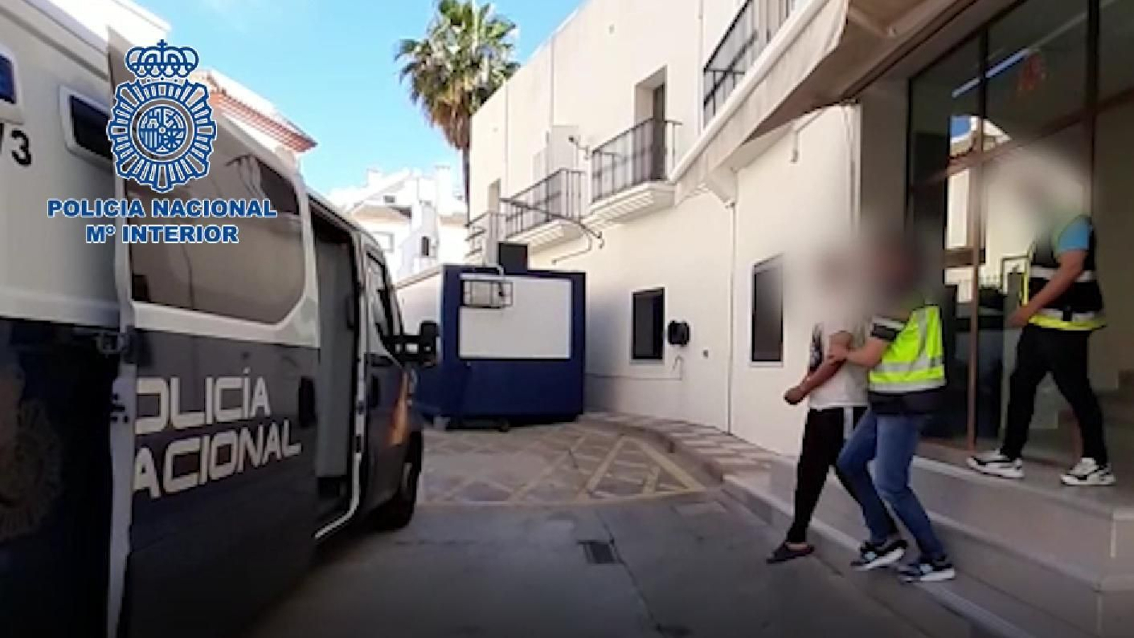 El detenido custodiado por la Policía