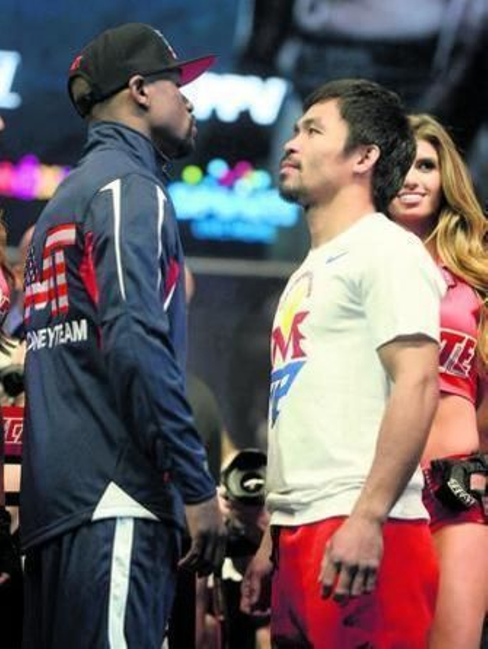 Mayweather y Pacquiao se encaran antes del supuesto combate del siglo, que quedó en fiasco.