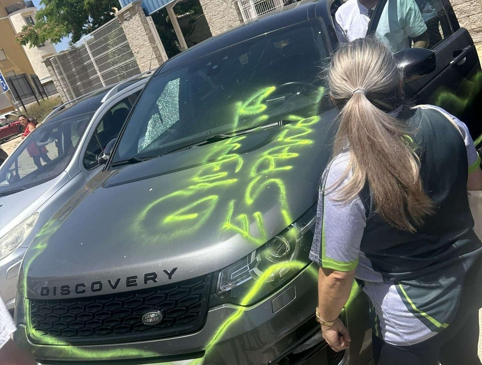Imagen publicada por GBC News con el coche y la pintada "Gibraltar español" en amarillo.