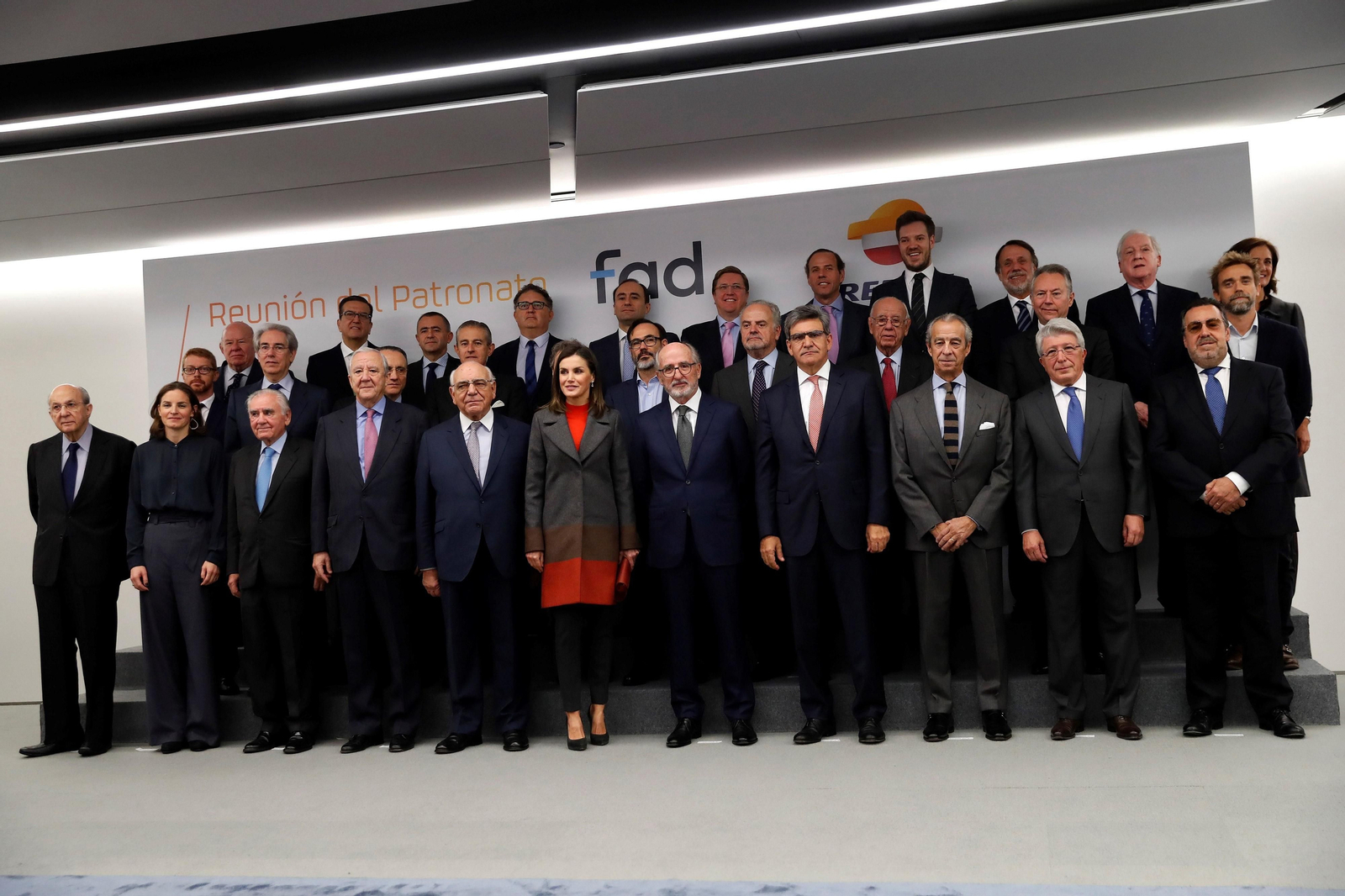 La reina Letizia, junto a los patronos de la FAD en la sede de la fundación.