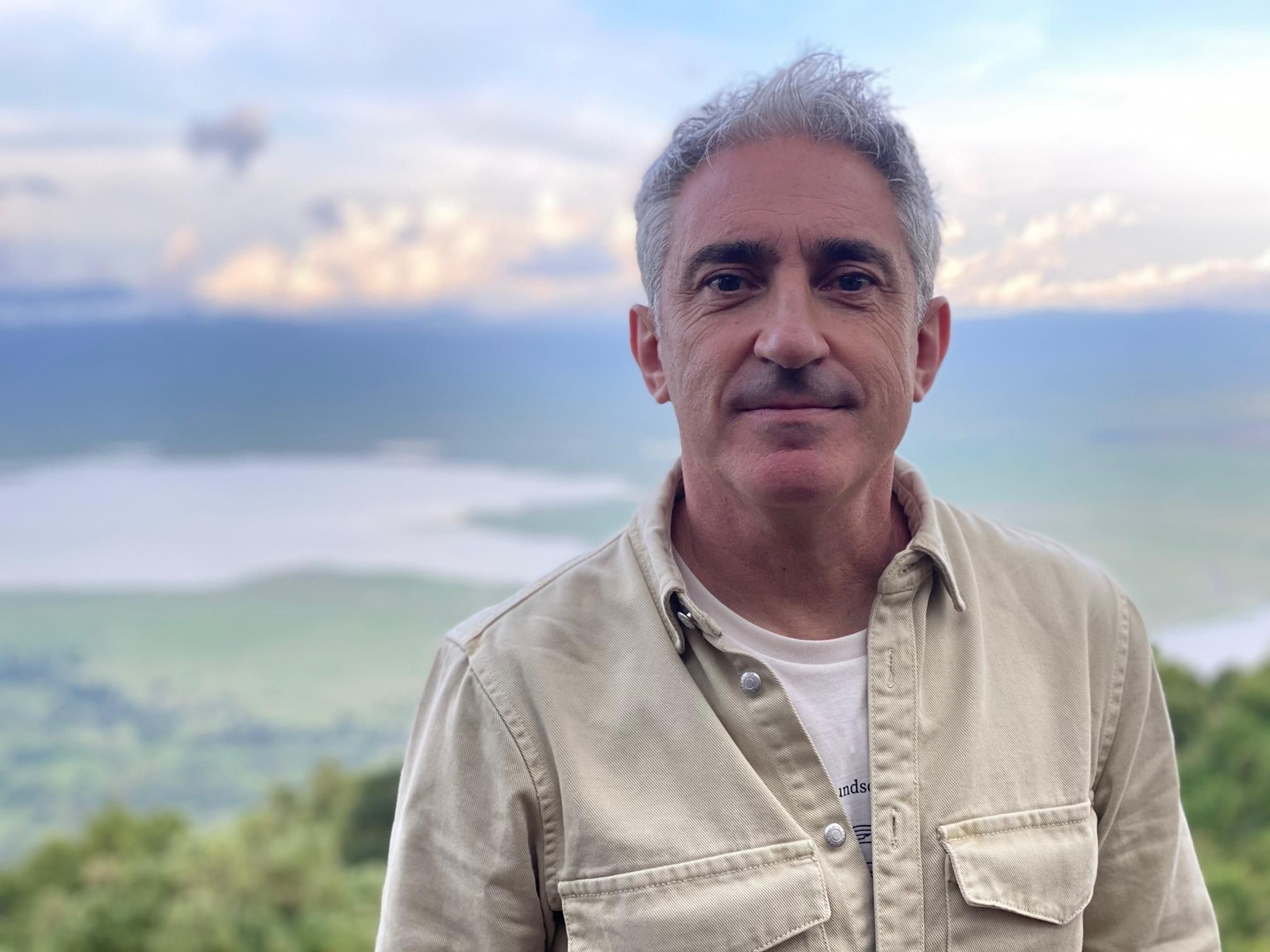 Jon Sistiaga y Paloma Sánchez Garnica, estrellas de un sábado de Feria del Libro cuajado de actividades