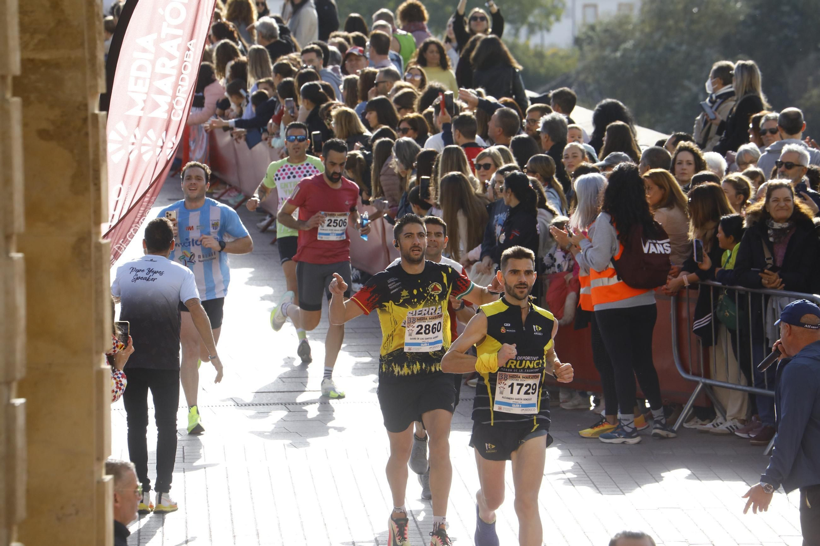 La gloria de cruzar la Puerta del Puente: las fotos de la línea de meta de la Media Maratón de Córdoba 2024