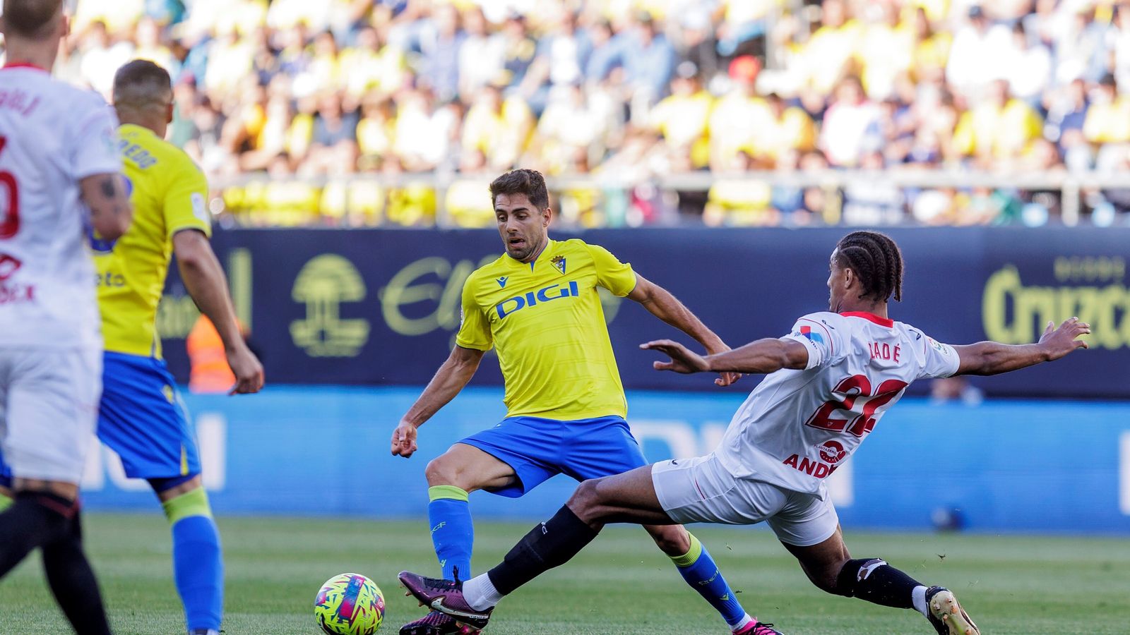 Badé corta un intento de Rubén Sobrino.