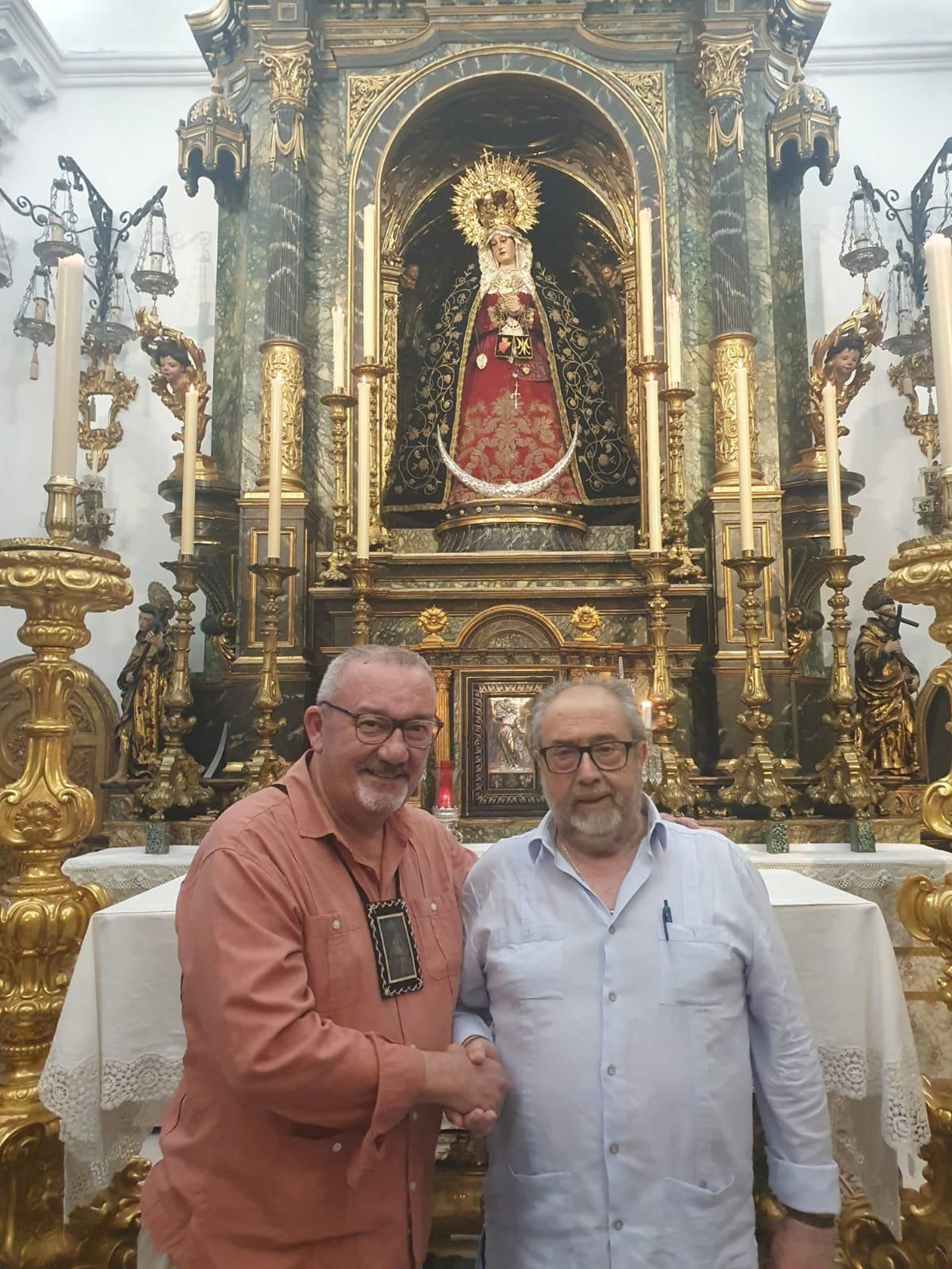 Rafa Guerrero saluda al nuevo prior de Servitas, José Antonio Millán Rafa Guerrero saluda al nuevo prior de Servitas, José Antonio Millán