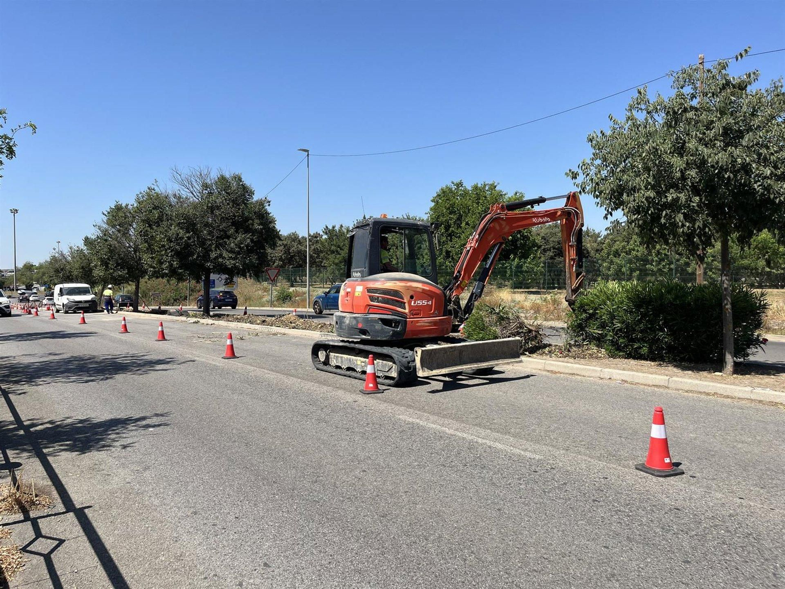 Labores de renovación integral de la mediana de la avenida de Ucrania