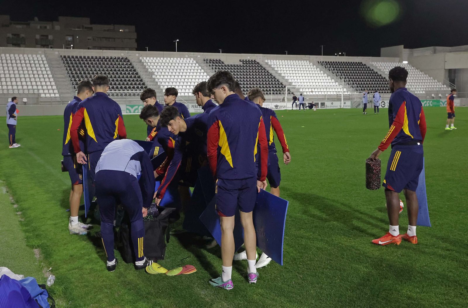 Fotos del entrenamiento de la selección española sub-17 de fútbol en el Ciudad de La Línea