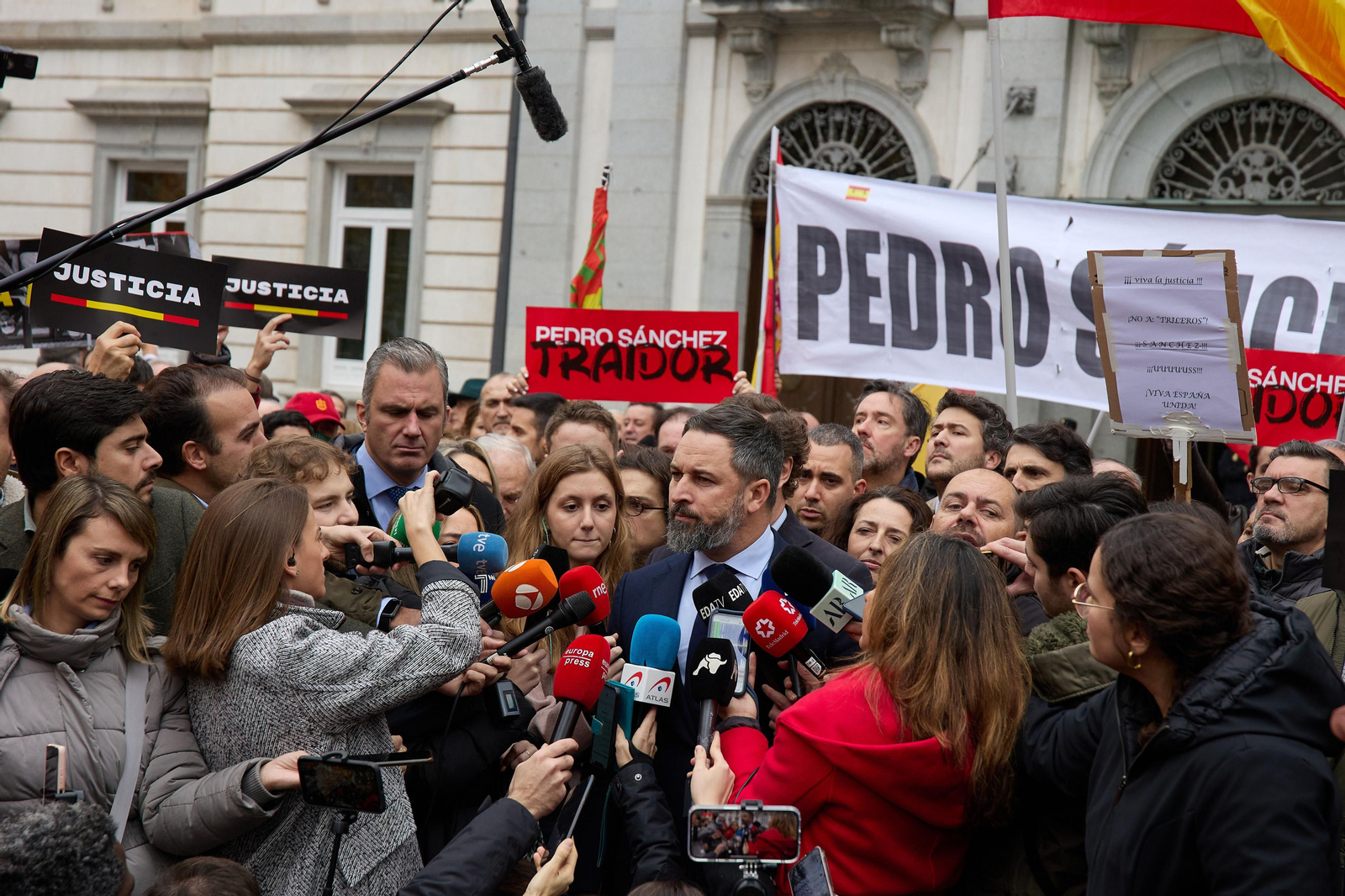 Santiago Abascal atiende a los periodistas ante el Tribunal Supremo rodeado de seguidores