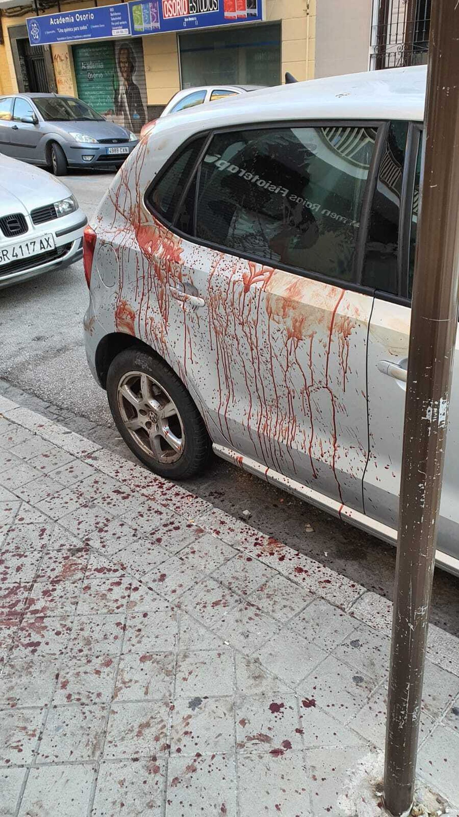 Manchas de sangre en calle Sol, esta mañana.