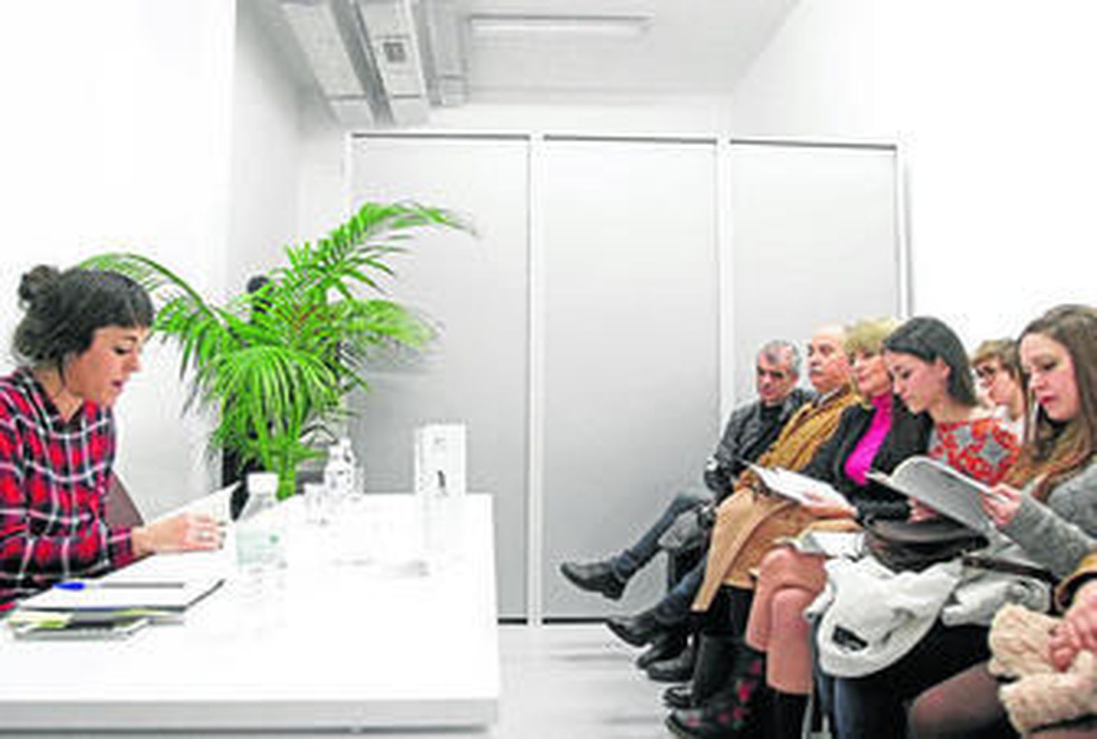 La sanroqueña Carmen Miranflú lee su obra ante la mirada de las poetas algecireñas Lydia Alcaraz, Marina Rosado y, atrás, María de Grandy, ayer.