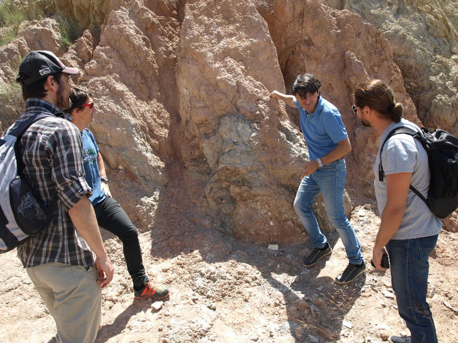 Varios de los profesores que han viajado desde distintos puntos de Europa analizan el impacto de terremotos y volcanes en la geografía almeriense.