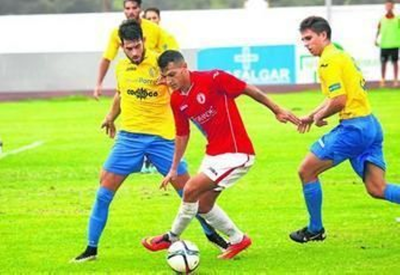 Stoichkov, entre dos jugadores del Conil, en un partido con el San Roque esta temporada. Stoichkov, entre dos jugadores del Conil, en un partido con el San Roque esta temporada.