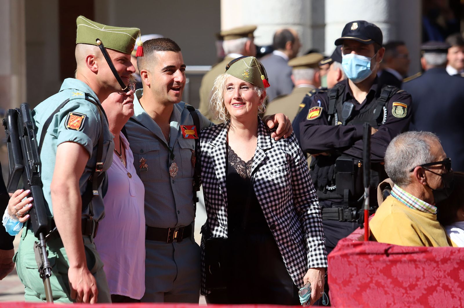 Ambiente en las calles de Huelva para ver la Legión junto al Cristo de la Vera+Cruz