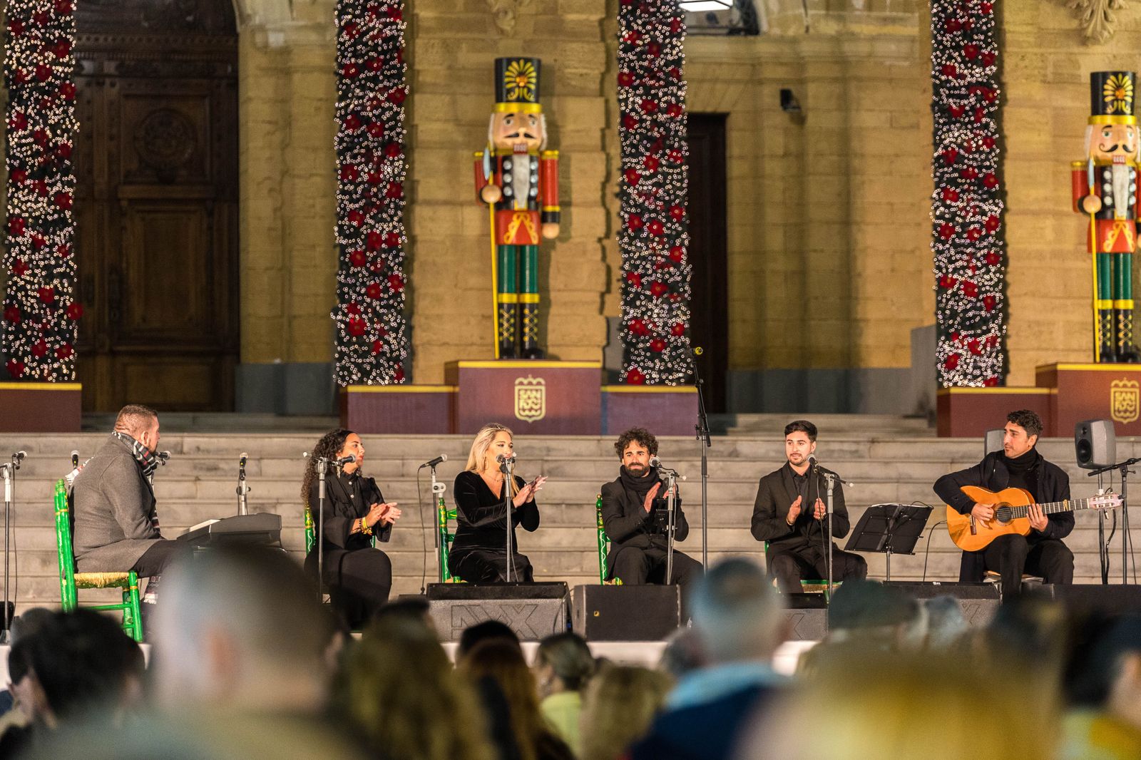 Doble sesión de zambombas navideñas en la plaza del Rey de San Fernando