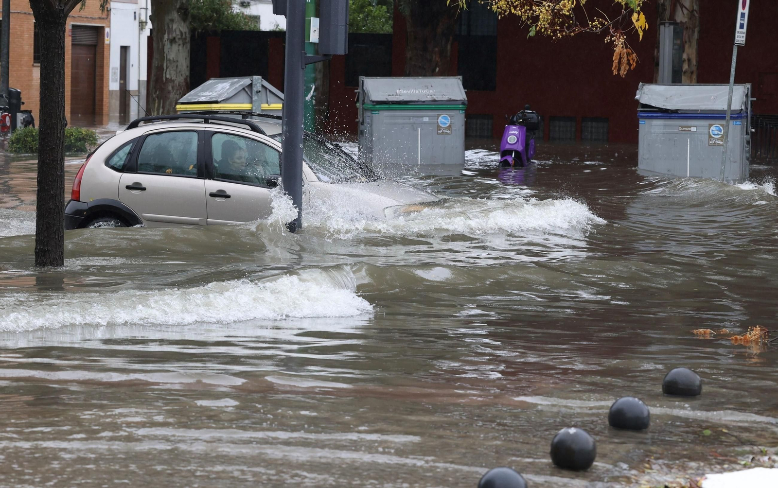 El agua alcanzó niveles elevados en casi todos los barrios. En la imagen, la ronda del Tamarguillo.
