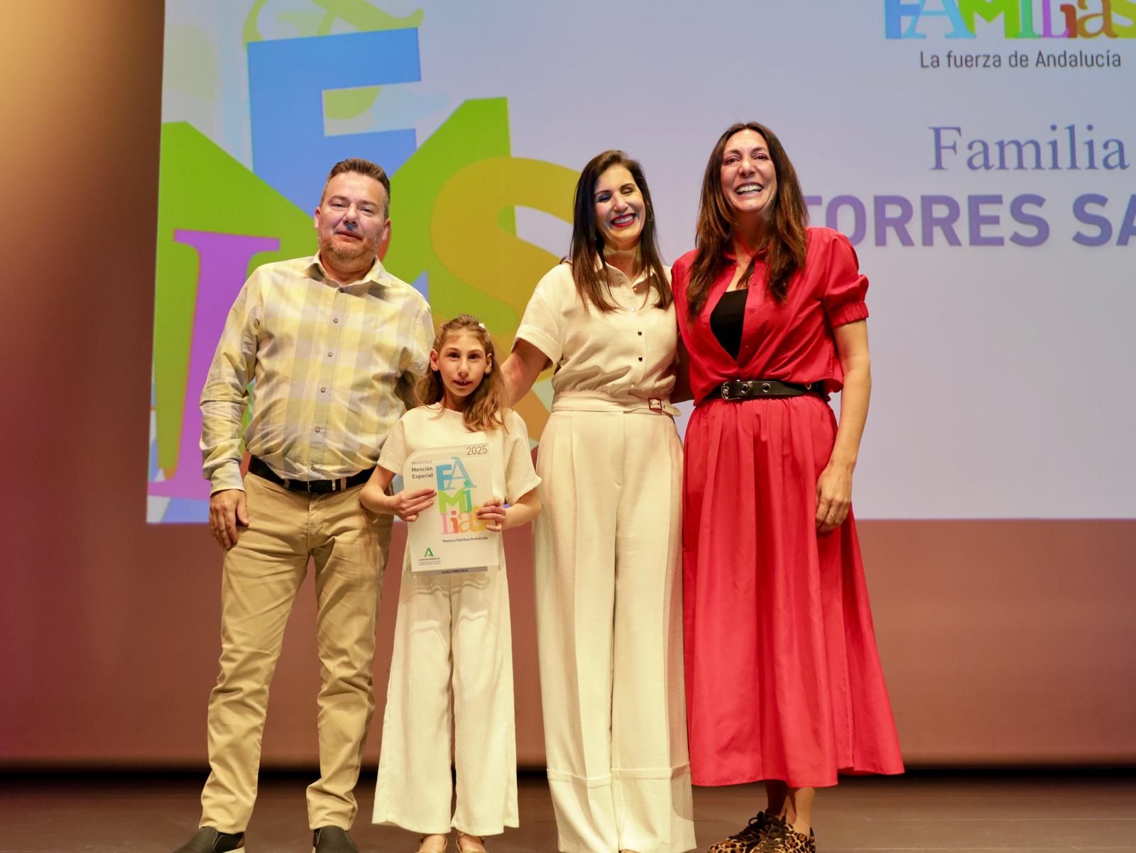 Loles López junto a la familia Torres Salas