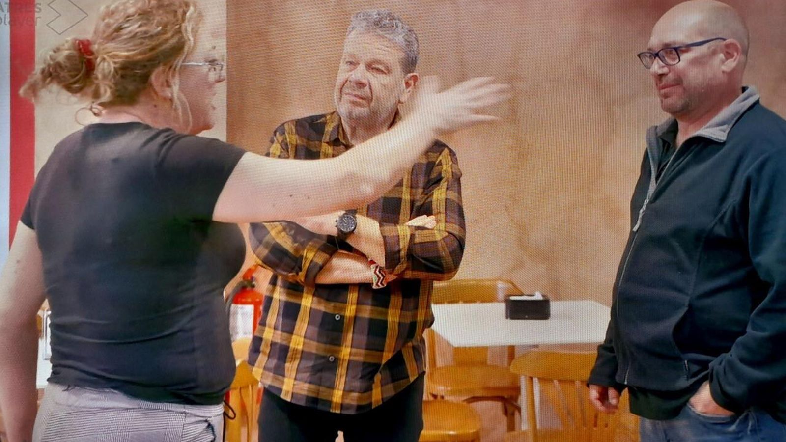 Alberto Chicote con los propietarios del restaurante.