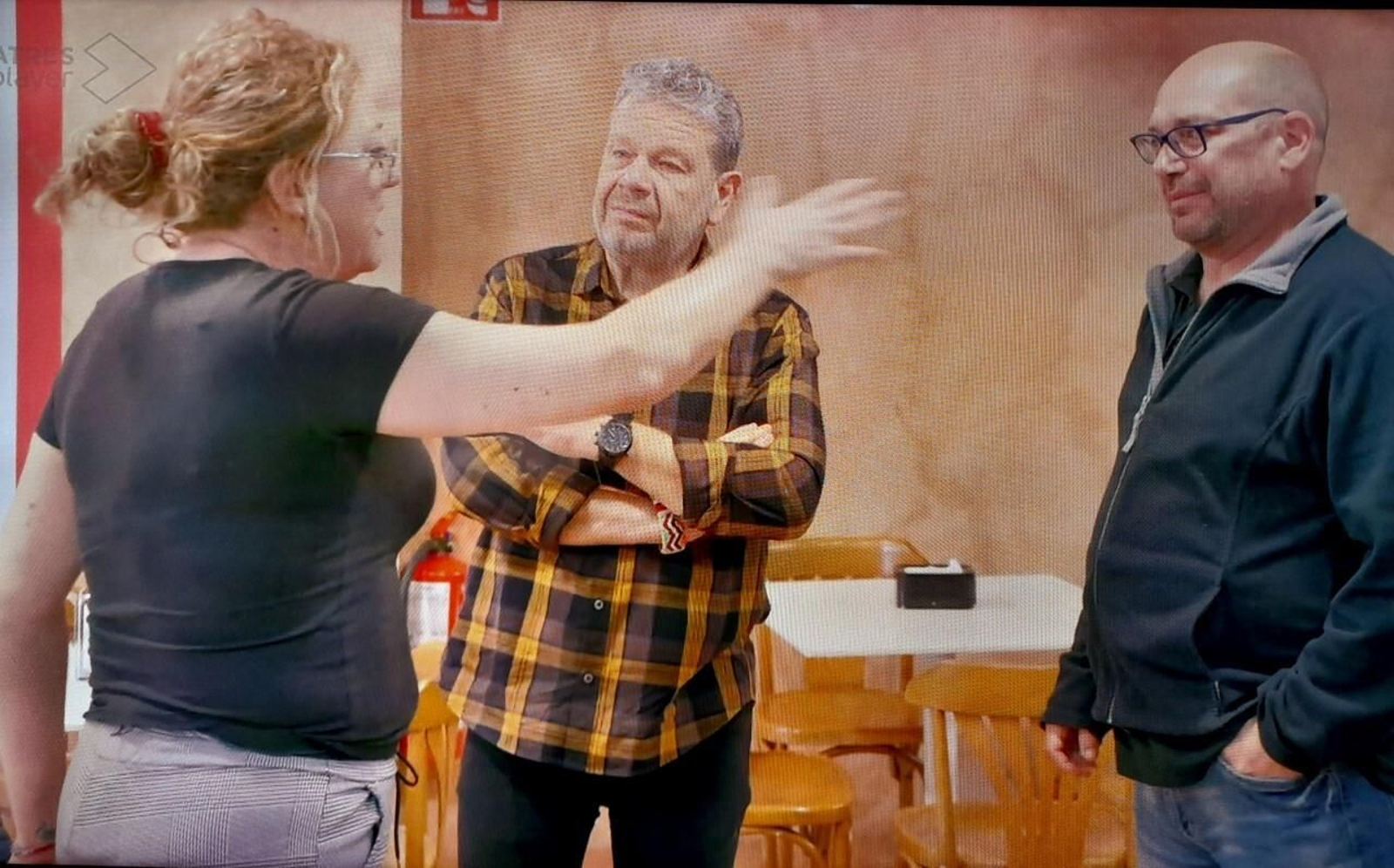 Alberto Chicote con los propietarios del bar de Málaga al que va a levantar