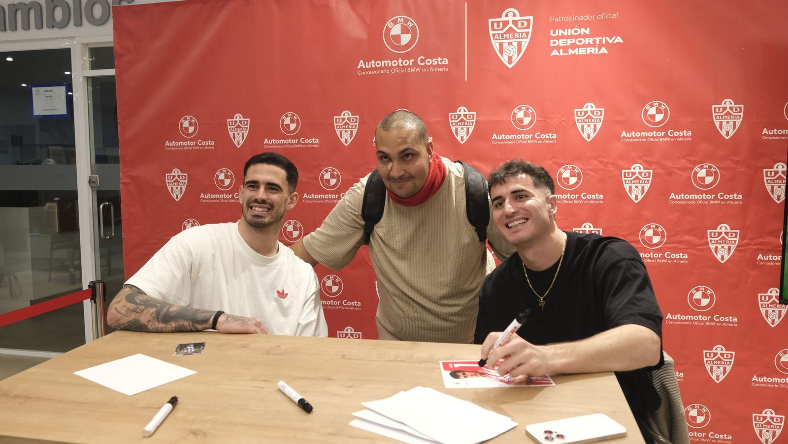 La firma de autógrafos de Jon Morcillo y Miguel de la Fuente en Automotor Costa BMW