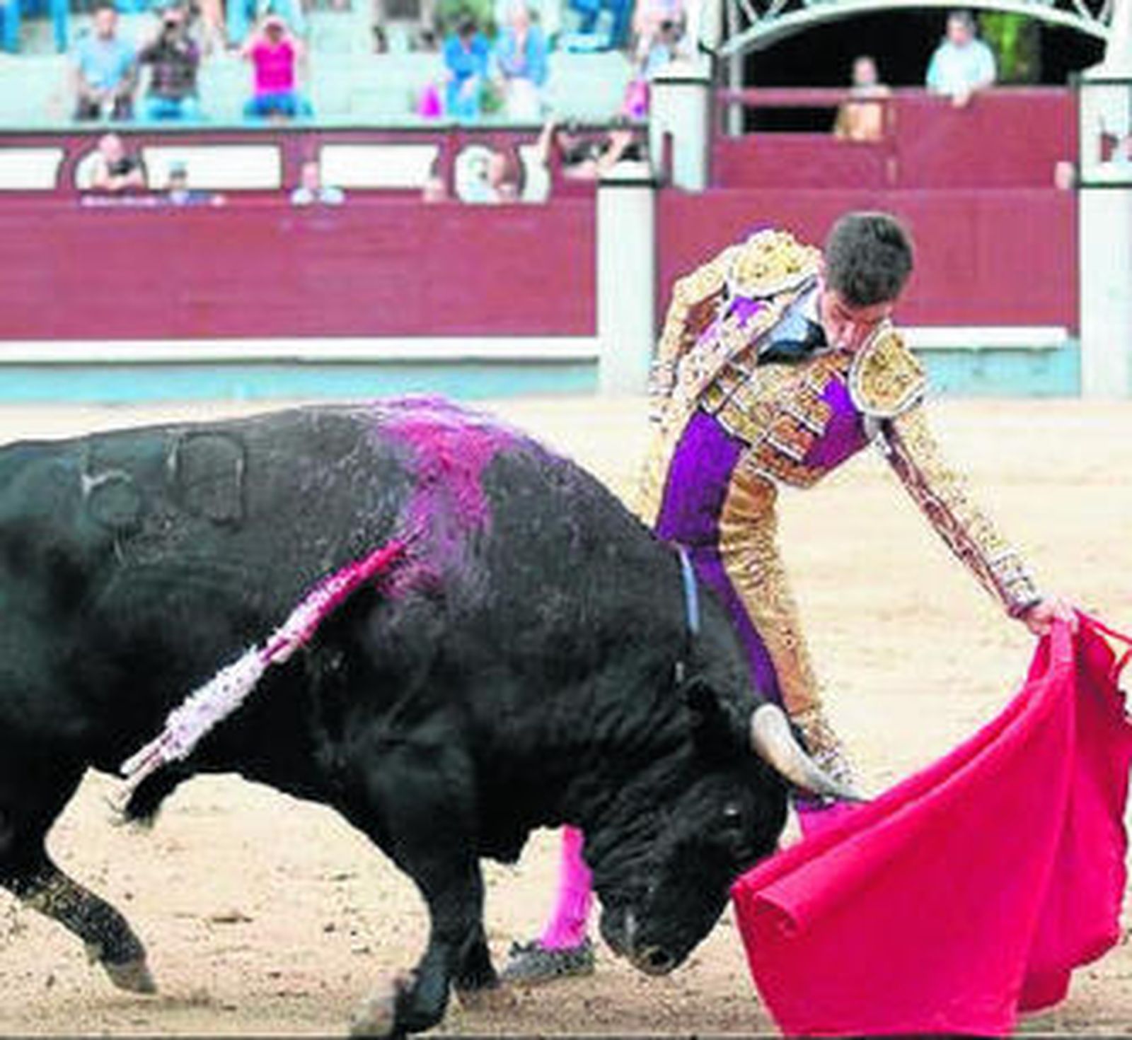 Rubén Pinar ejecuta un templado muletazo a su primer oponente.