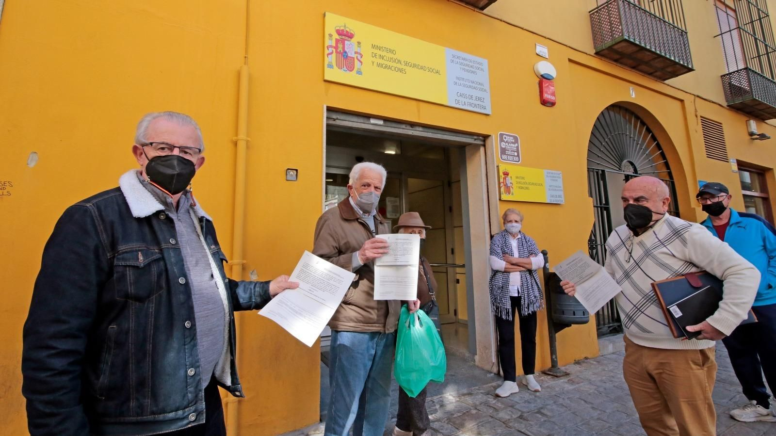 Algunos afectados, ayer con la documentación para presentar las reclamaciones.