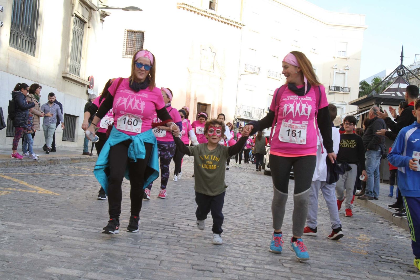 Imágenes de la Carrera contra el cáncer de mama de Huelva.