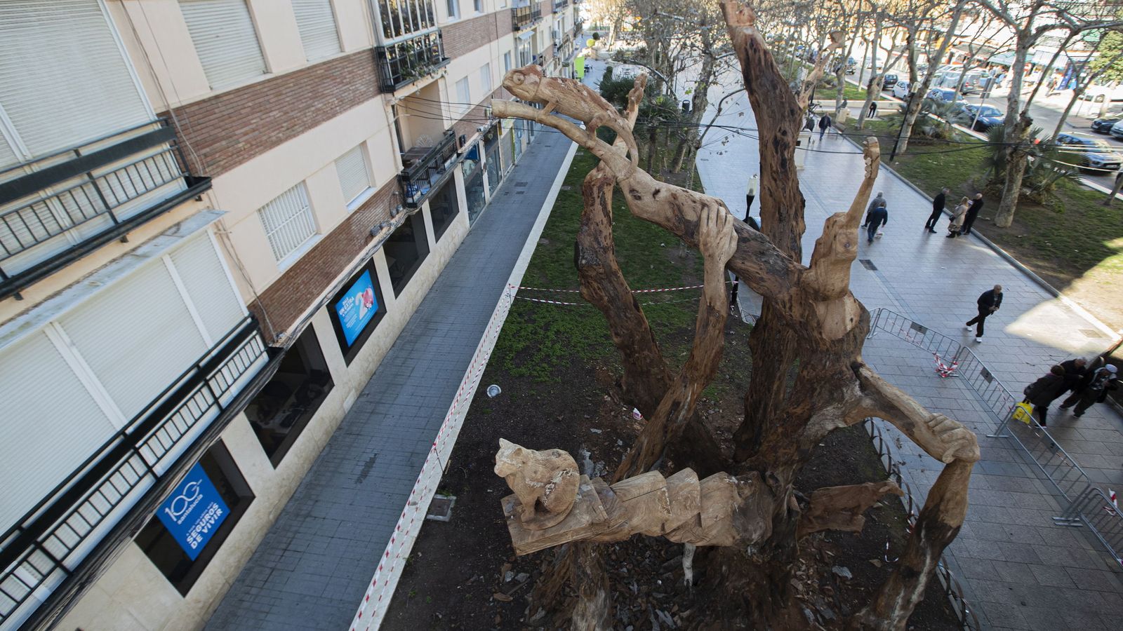 Algunos de los animales y demás objetos tallados que forman parte del ficus.