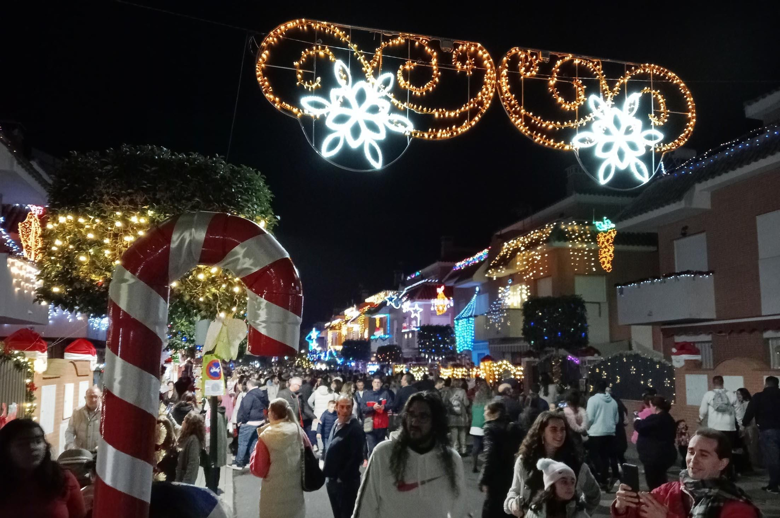 Imágenes de la calle del Grinch de Corrales, Huelva