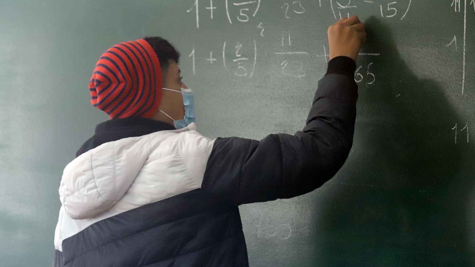 La ventilación cruzada obligó a permanecer con ropa de abrigo en las aulas en pleno invierno.