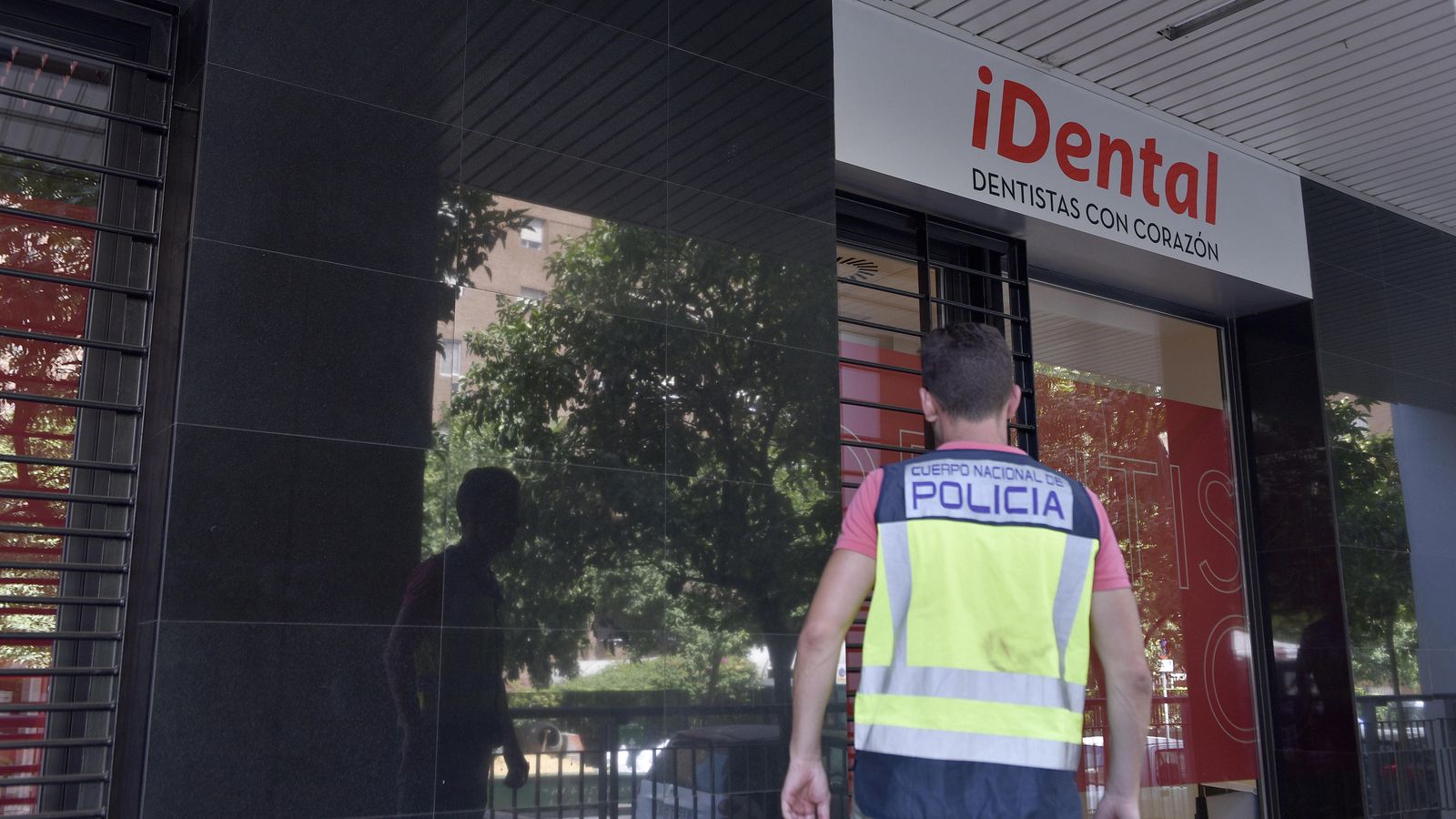 Agentes de la Policía Nacional durante un registro en Idental.