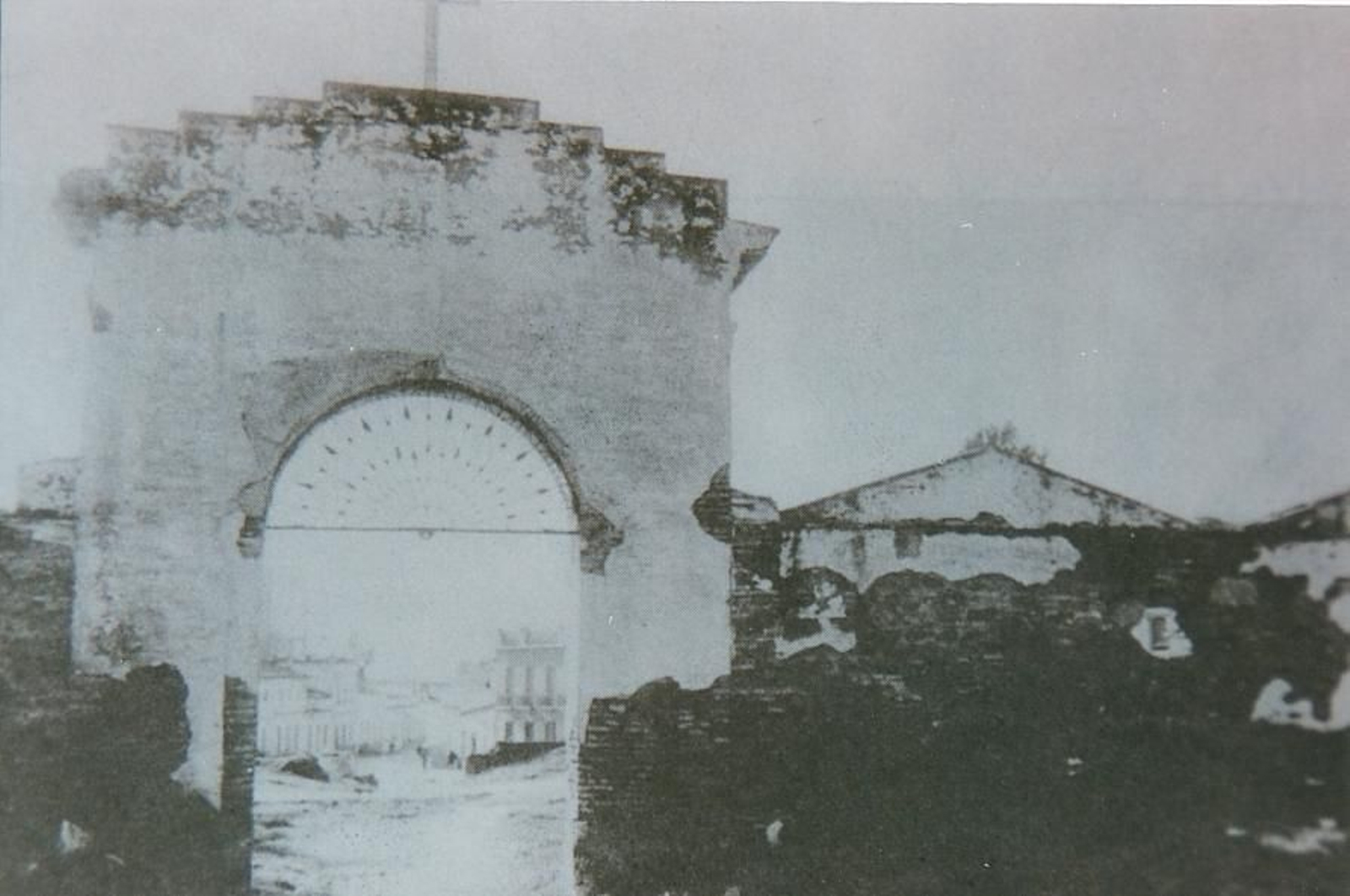 Entrada del antiguo cementerio de San Sebastián, en Huelva, desde el interior.