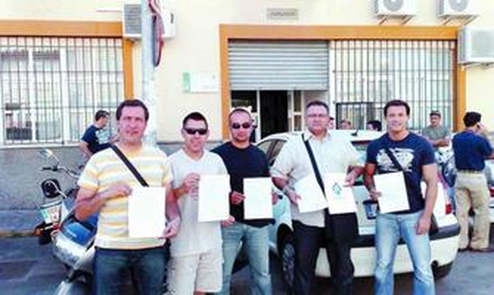 Los representantes de la dirección provincial del sindicato policial, a las puertas del juzgado con la querella.