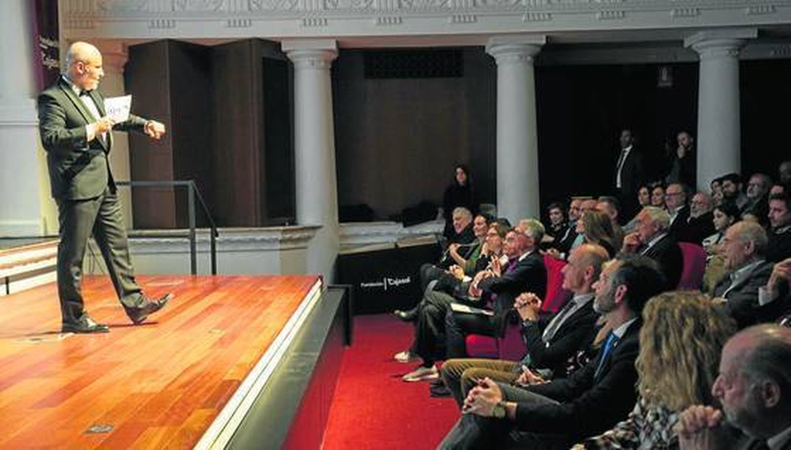 El periodista José Luis Losa se dirige al público durante la presentación de los premios.