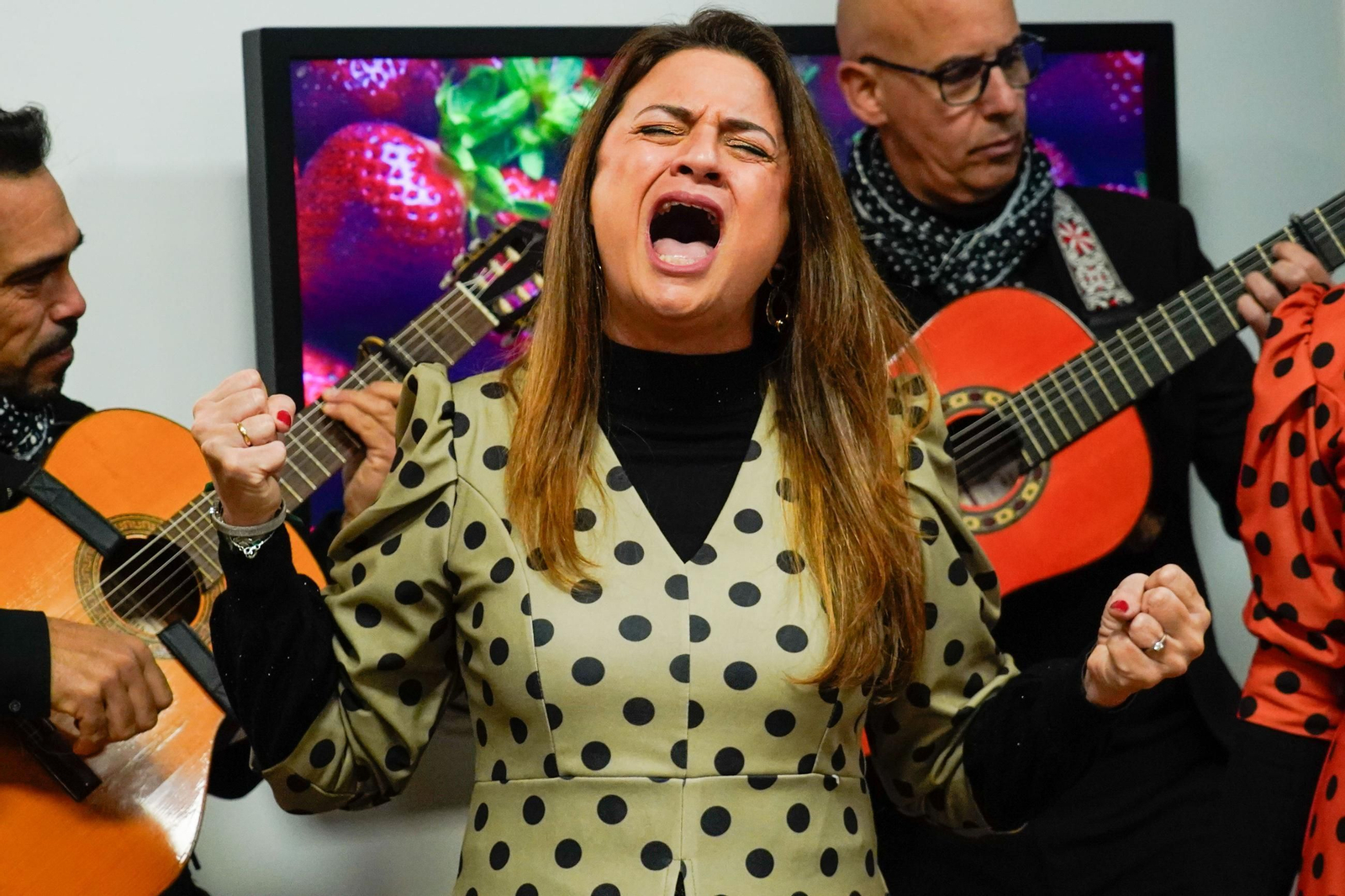 Imágenes de la inauguración del Belén y la XV&nbsp;Muestra de Dulces y Vinos Navideños de la provincia de Huelva en&nbsp;la&nbsp;Diputación