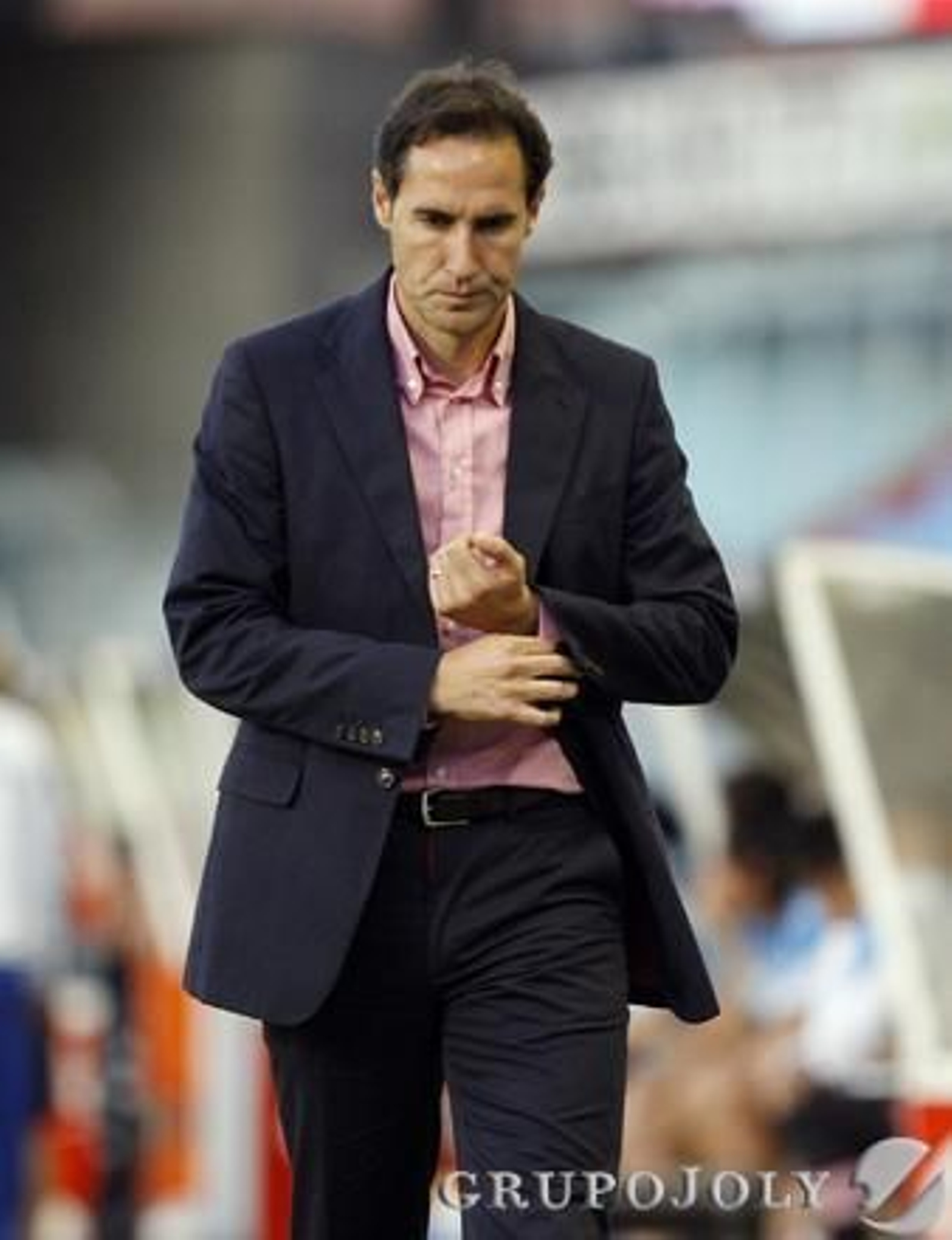 Vicente Moreno, técnico azulino, se ajusta el puño de la camisa ayer en Balaídos.

Foto: lof