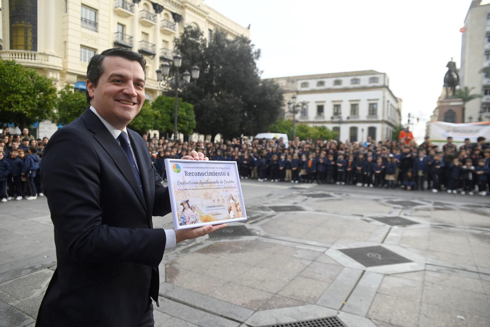 El reconocimiento del colegio Divina Pastora a los colectivos que protegen a los demás, en imágenes