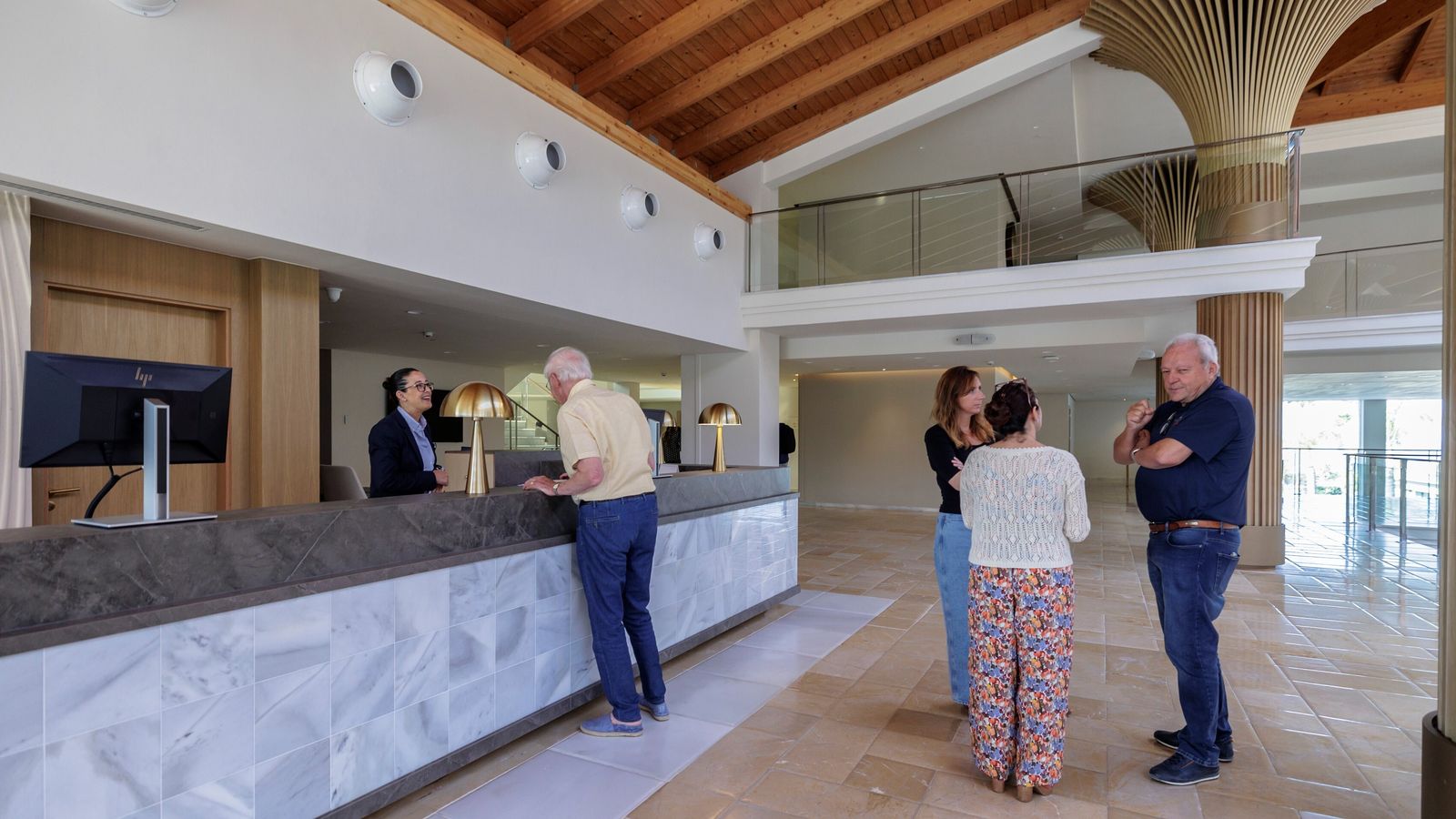 Recepción del Hotel Barrosa Palace, que ha sido reformado este año.