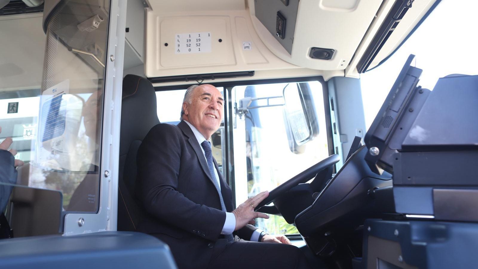 El alcalde de Algeciras, José Ignacio Landaluce, al volante de uno de los autobuses 100% eléctricos.