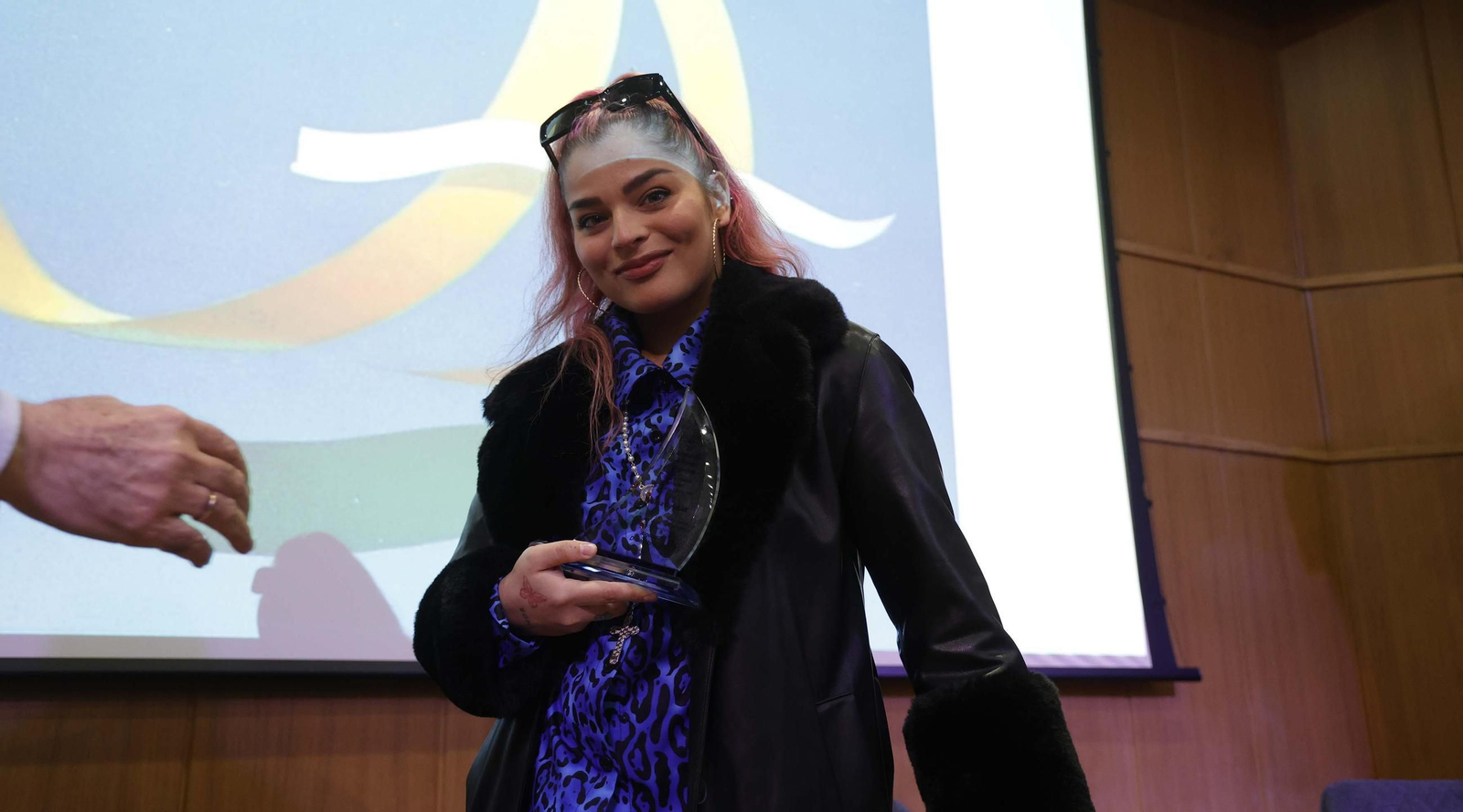 Fotos de la entrega de los premios del Ateneo de Algeciras a María Quiros y Tatiana Delalvz