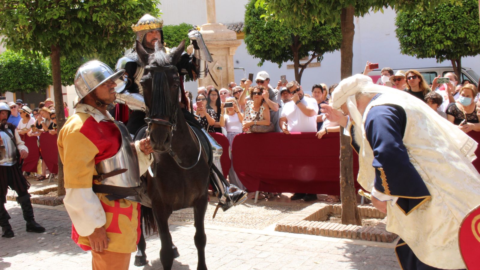 La escenificación de la entrega de las llaves de la ciudad por parte del alcaide Abu Neza a Fernando el Católico.