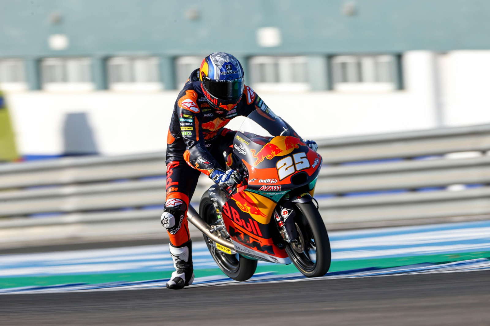 Raúl Fernández, encarando la primera curva del Circuito de Jerez en la tanda matinal.