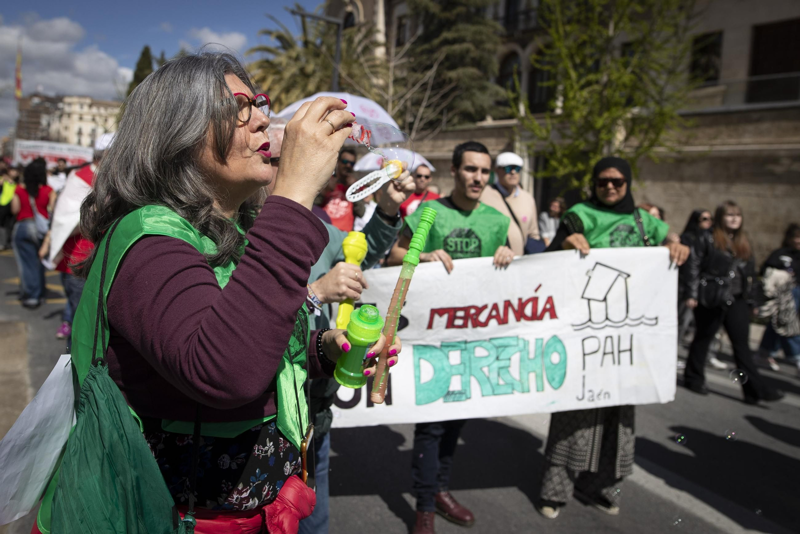 Todas las imágenes de la manifestación contra "el negocio de la vivienda" en Granada