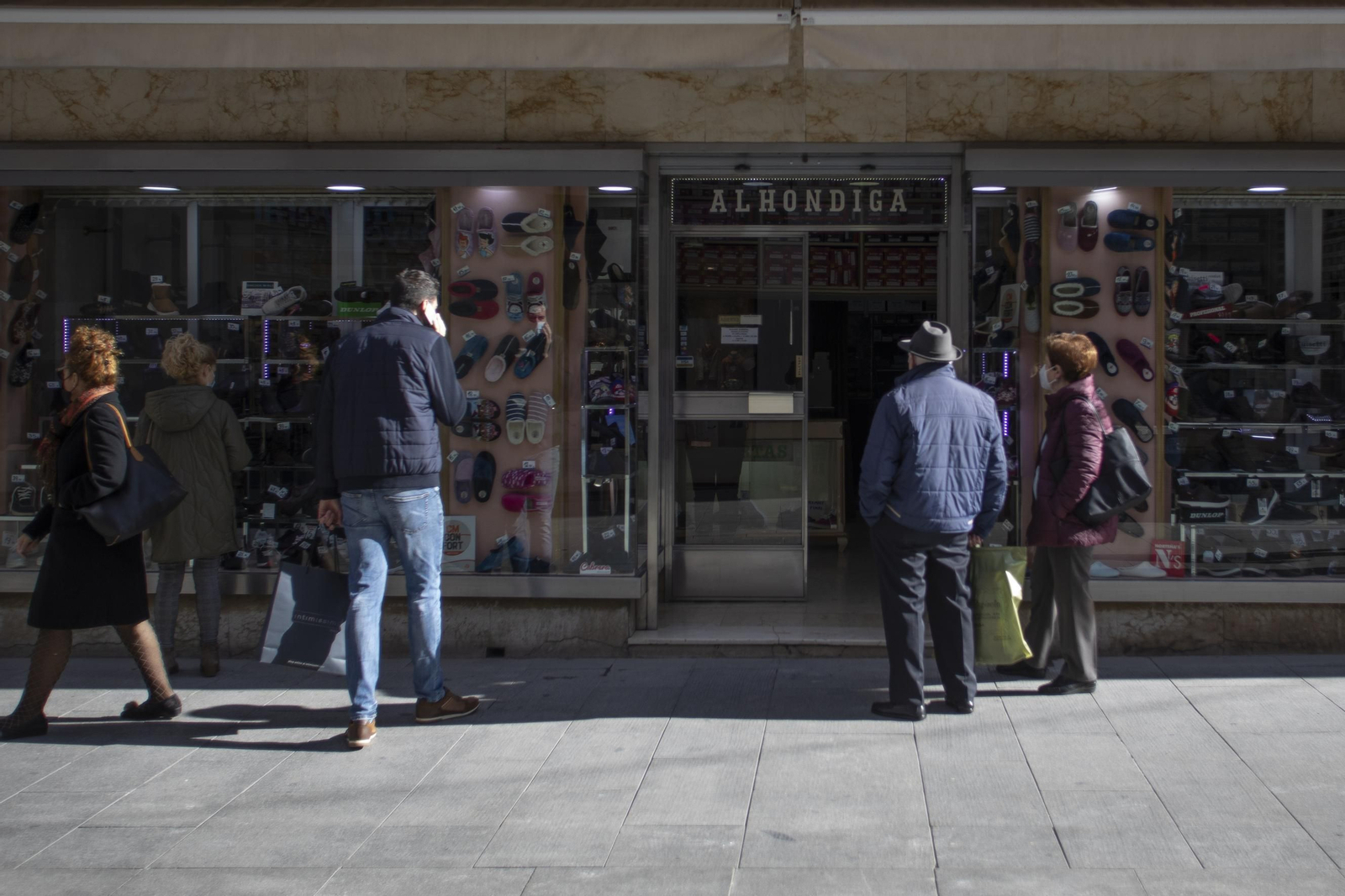 Así ha sido la vuelta de los bares y comercios de Granada tras tres semanas de cierre, en imágenes