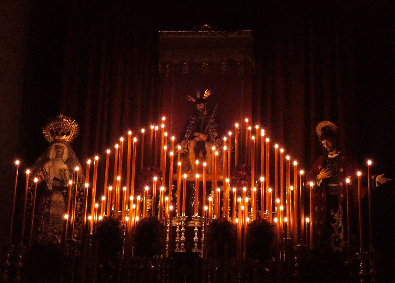 El altar del quinario de la Hermandad de San Esteban .