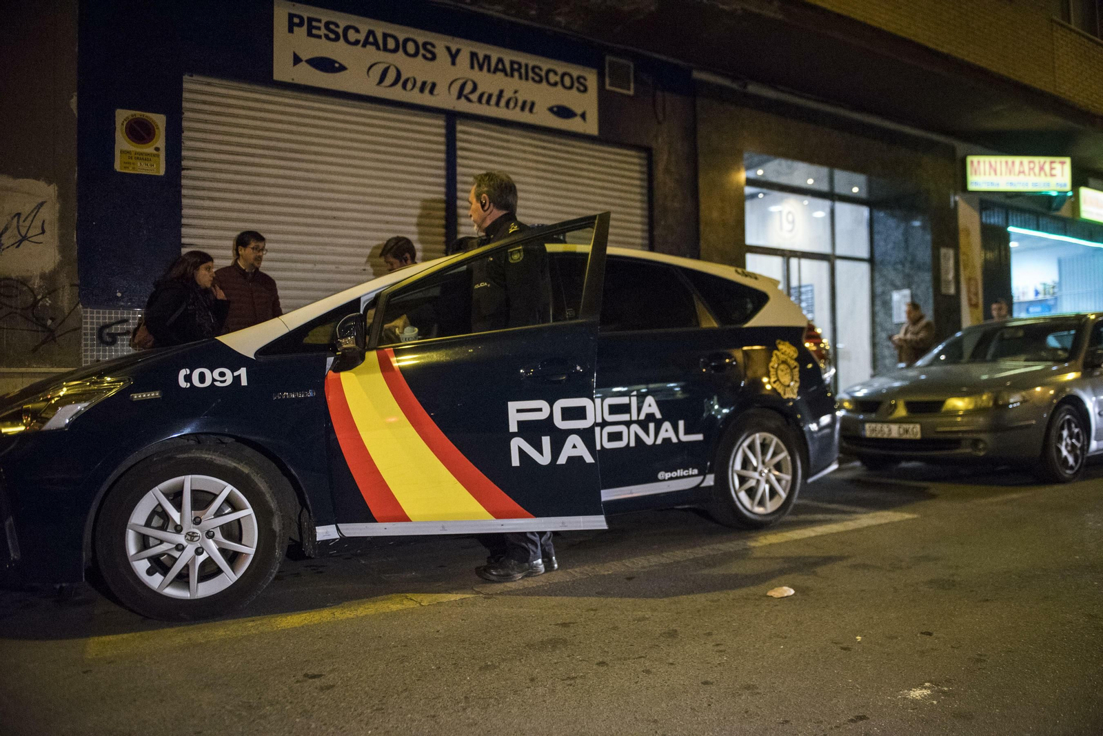 Un coche de Policía frente al portal de la calle Pavía donde tuvo lugar el asesinato machista.