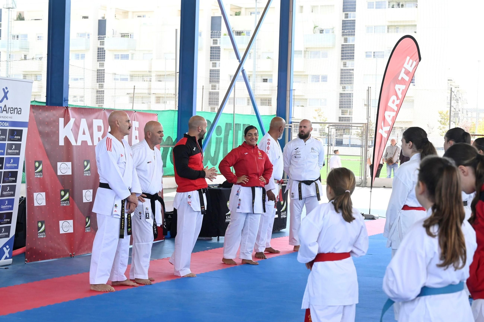 El Equipo Atama disfruta en Córdoba de la maestría de María Torres, campeona del mundo de kárate