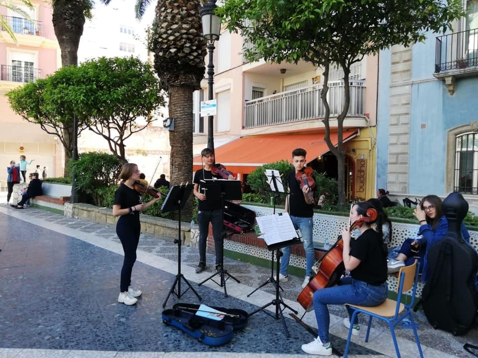 Una actuación de alumnos del conservatorio Muñoz Molleda en la calle.